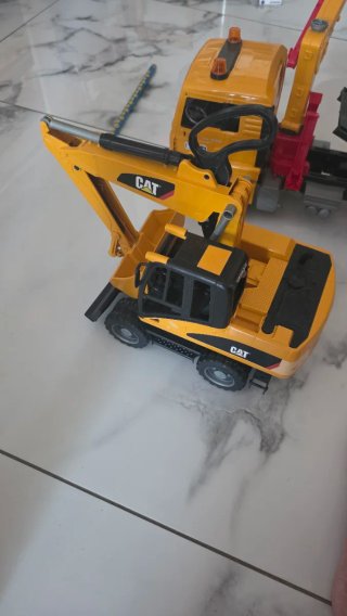 Camión Grúa Bruder y Excavadora CAT