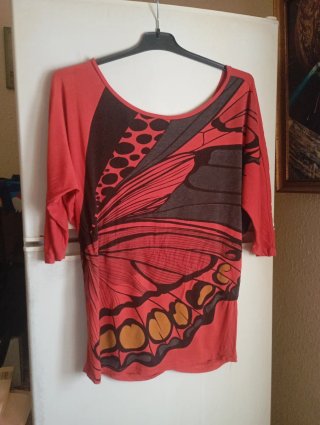Blusa con estampado de mariposa