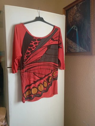 Blusa con estampado de mariposa