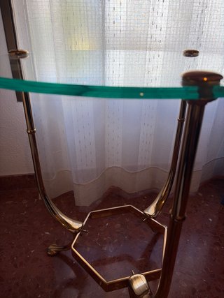 Mesa auxiliar cristal y metal dorado