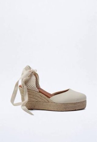 Alpargatas de cuña con lazo beige