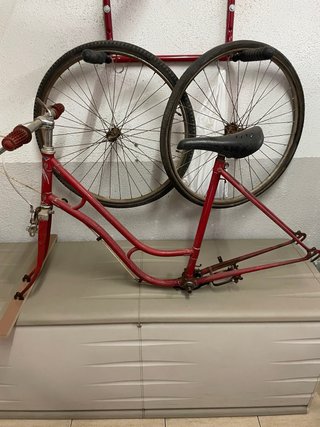Bicicleta antigua roja para restaurar