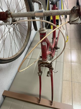 Bicicleta antigua roja para restaurar