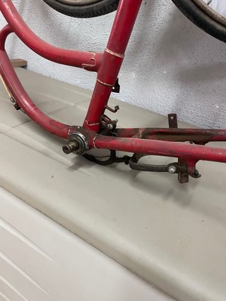 Bicicleta antigua roja para restaurar