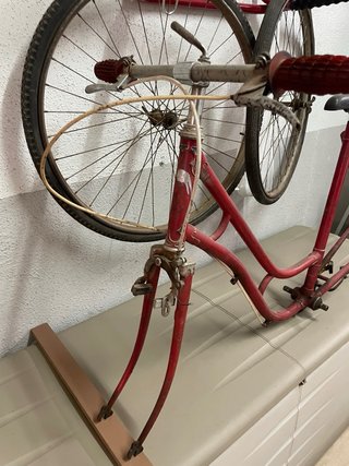 Bicicleta antigua roja para restaurar