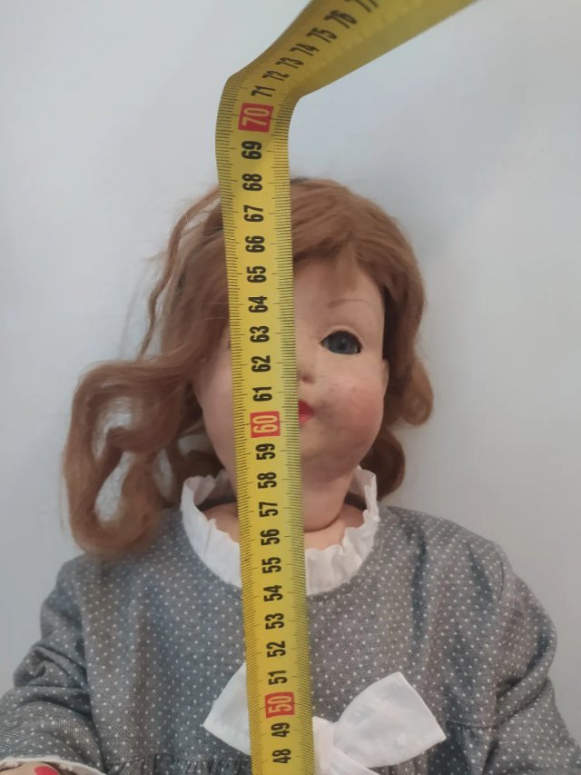 Muñeca de cartón piedra antigua