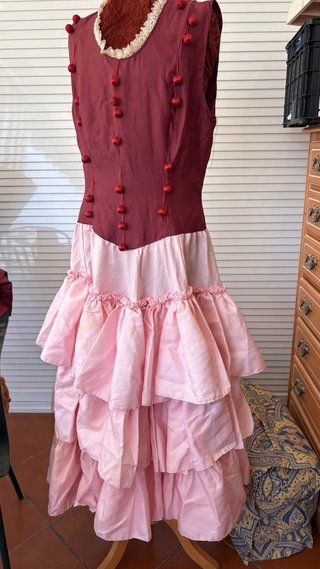 Traje de Goyesca rosa y rojo