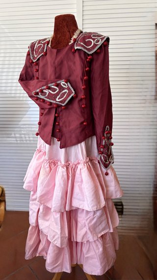 Traje de Goyesca rosa y rojo