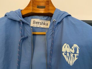 Cortavientos Bershka de color azul con estampado
