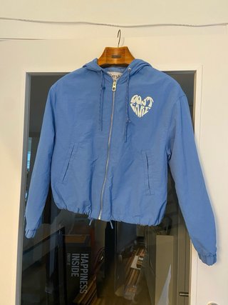 Cortavientos Bershka de color azul con estampado