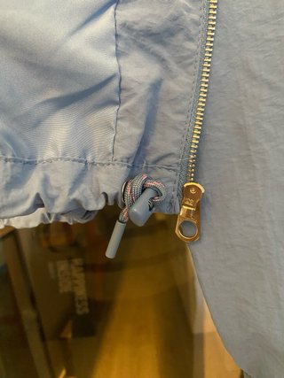 Cortavientos Bershka de color azul con estampado