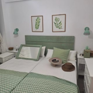 Dos cabeceros de madera verde