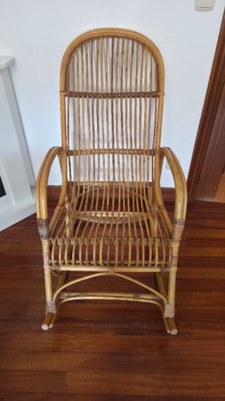 Mecedora de ratán y madera