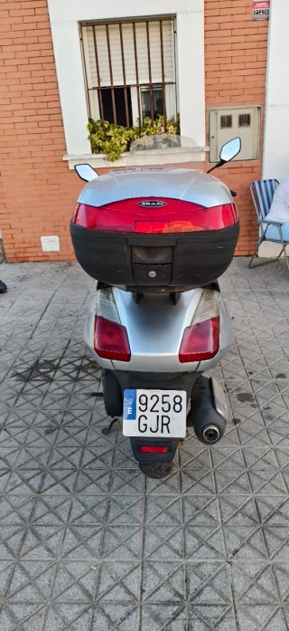 Aprilia Moto 125cc Scooter Gris
