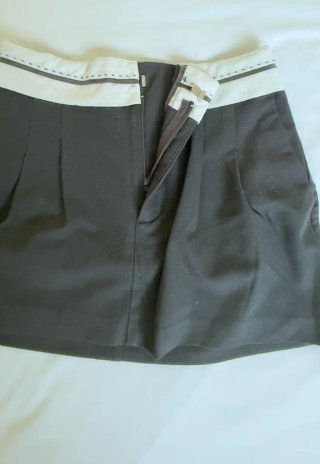 Falda negra con detalle blanco, talla S