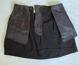 Falda negra con detalle blanco, talla S