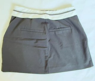 Falda negra con detalle blanco, talla S