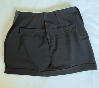 Falda negra con detalle blanco, talla S