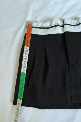 Falda negra con detalle blanco, talla S