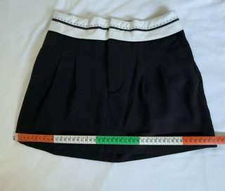 Falda negra con detalle blanco, talla S