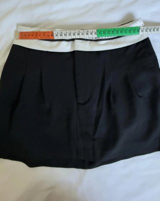 Falda negra con detalle blanco, talla S