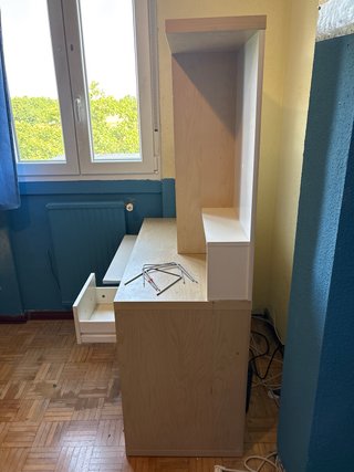 Escritorio con estantería y cajón