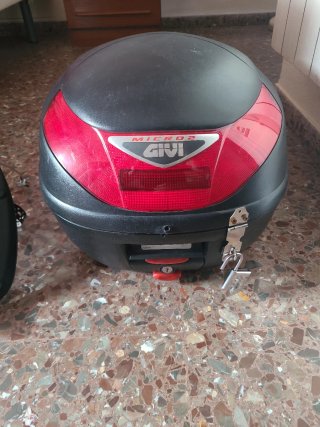 Maletero Moto GIVI 30L + Base