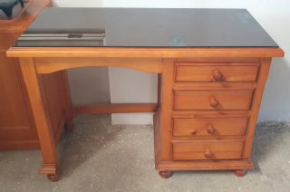 Escritorio madera provenzal con cristal ahumado