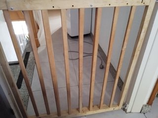 Barrera seguridad bebé madera abatible