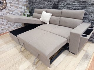 Sofá chaise longue con posavasos