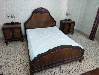 Cama matrimonio y mesitas madera antigua