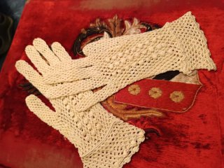 Guantes antiguos de encaje para señora circa 1900.