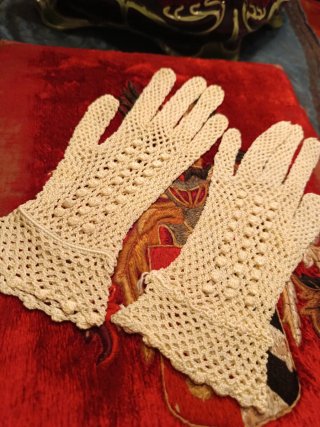 Guantes antiguos de encaje para señora circa 1900.