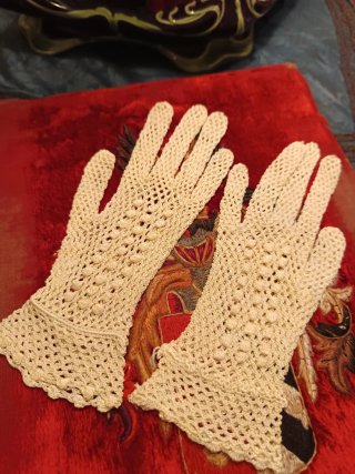 Guantes antiguos de encaje para señora circa 1900.