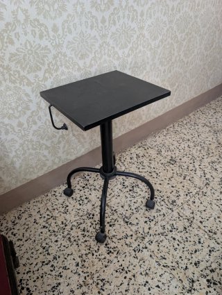 Mesa auxiliar negra con ruedas