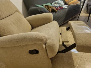 Sillón reclinable de tela beige