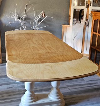 Mesa de salón extensible de madera con seis sillas