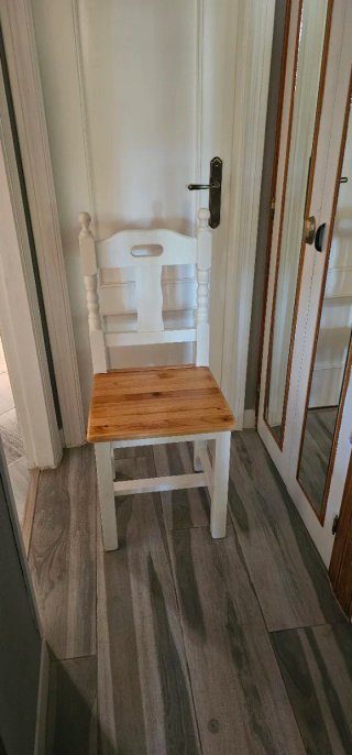 Mesa de salón extensible de madera con seis sillas