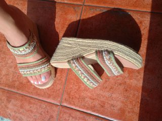 Sandalias cuña bordadas multicolor