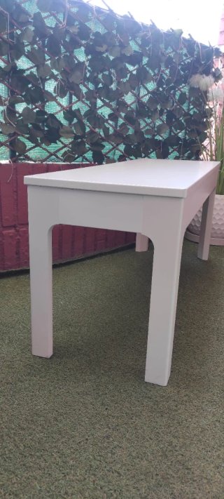 Banco de madera blanco con cojín