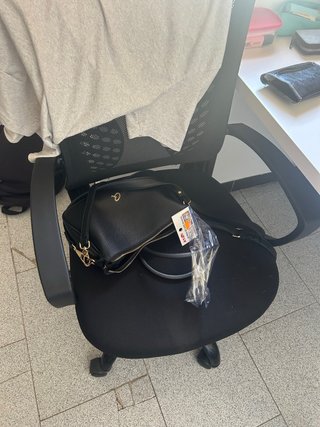 Silla de oficina negra y gris