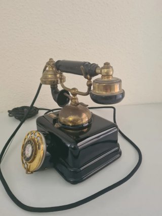 Teléfono antiguo vintage negro y dorado