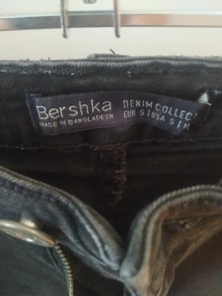 Pantalón corto vaquero negro desgastado