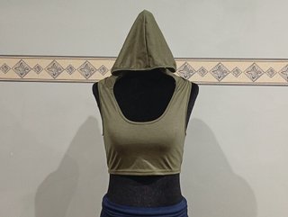 Top corto con capucha verde
