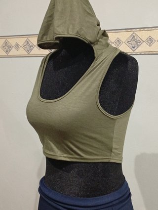 Top corto con capucha verde