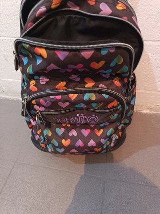 Mochila escolar con ruedas y estampado de corazone