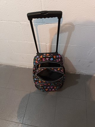 Mochila escolar con ruedas y estampado de corazone