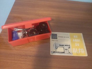 Máquina de coser Alfa 109 con mueble