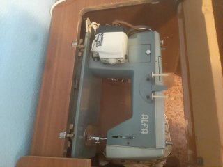 Máquina de coser Alfa 109 con mueble