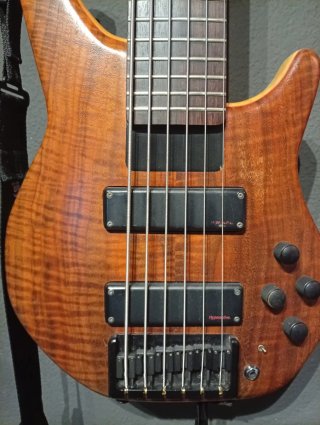Status Bass Made in England 6 cuerdas